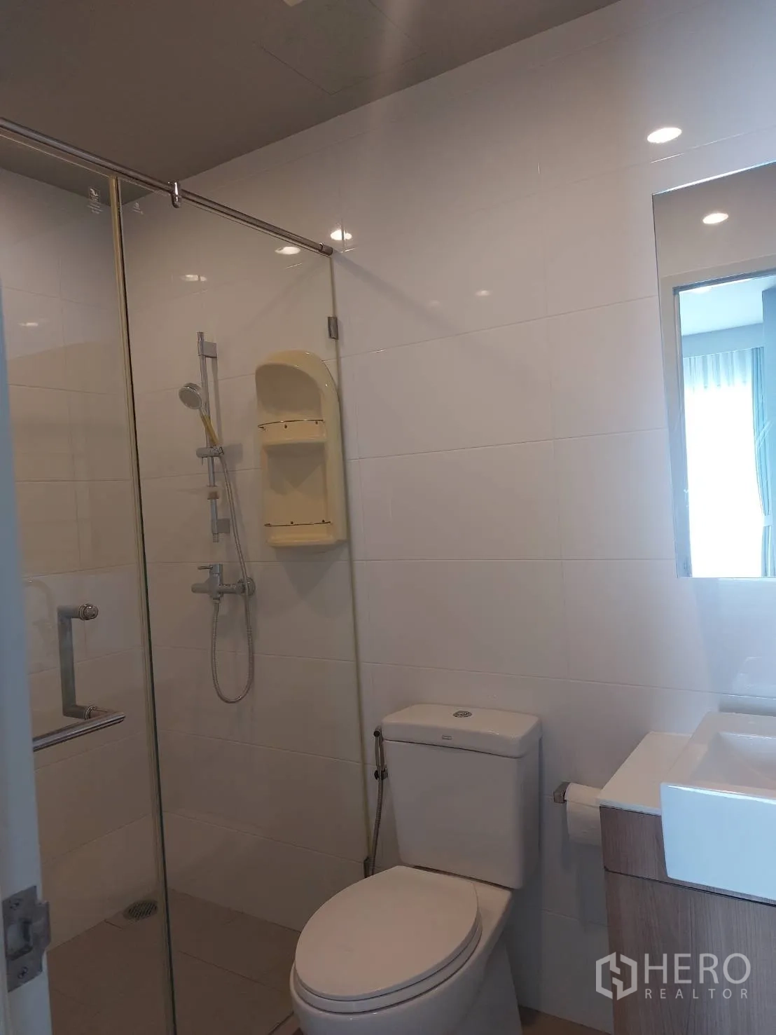 公寓 出租在Watthana, Bangkok - 现代浴室，玻璃淋浴房、坐便器与镜柜