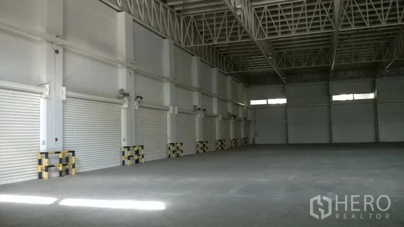 คลังสินค้า ให้เช่าในBang Sao Thong, Samut Prakan - พื้นที่โกดังโล่งเพดานโครงเหล็กพร้อมประตูม้วนหลายบาน
