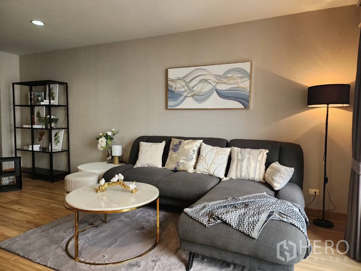 公寓 for rent in Watthana, Bangkok - 客厅配灰色转角沙发、圆形茶几与落地灯。