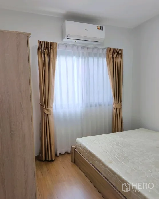 联排别墅 for rent in Bang Phli, Samut Prakan - 紧凑卧室，配床与衣柜并靠窗布置。