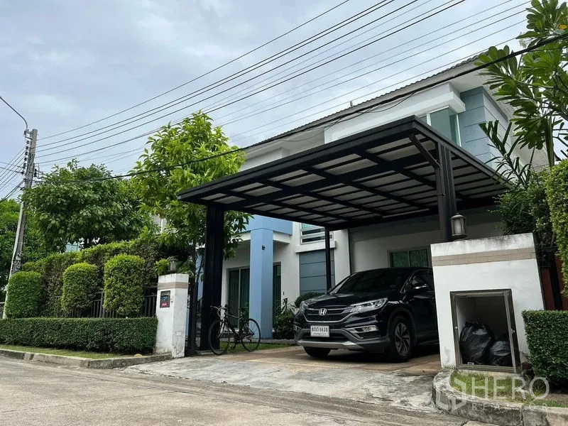 บ้าน ให้เช่าในPhasi Charoen, Bangkok - บ้านเดี่ยวสองชั้นพร้อมโรงจอดรถมีหลังคา และรั้วพุ่มไม้ บนถนนเงียบสงบในภาษีเจริญ