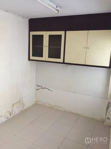 联排别墅 出租在Khlong Toei, Bangkok - 小储藏或茶水间，带吊柜与瓷砖地面