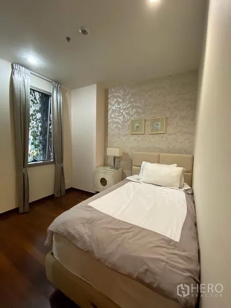 Condominium for rent in Khlong Toei, Bangkok - Second bedroom with single bed, patterned feature wall and soft natural light.