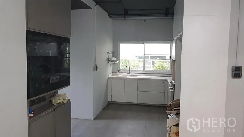 带办公室的家 出售在Wang Thonglang, Bangkok - 独立茶水间，白色橱柜与采光窗