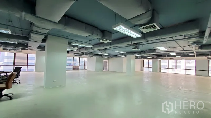 办公空间 出租在Watthana, Bangkok - 开放式办公区，外露风管与LED照明，大面积落地窗采光