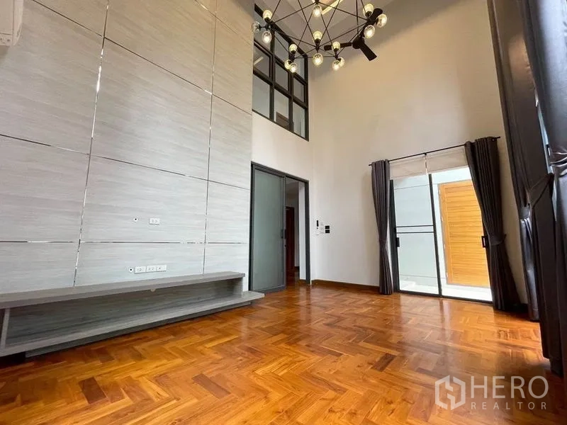บ้าน ให้เช่าในBang Na, Bangkok - โถงรับแขกเชื่อมครัวไอส์แลนด์ บันได และหน้าต่างวิวสวน