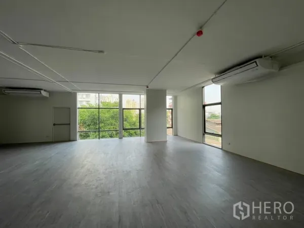 办公空间 出租在Bang Rak, Bangkok - 120平米开放式办公室，落地窗俯瞰绿意与城市天际线。
