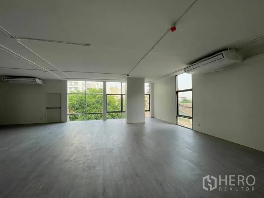 办公空间 出租在Bang Rak, Bangkok - 120平米开放式办公室，落地窗俯瞰绿意与城市天际线。