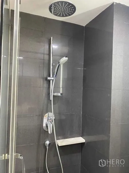 公寓 出租在Watthana, Bangkok - 深灰色墙面的顶喷花洒与手持花洒