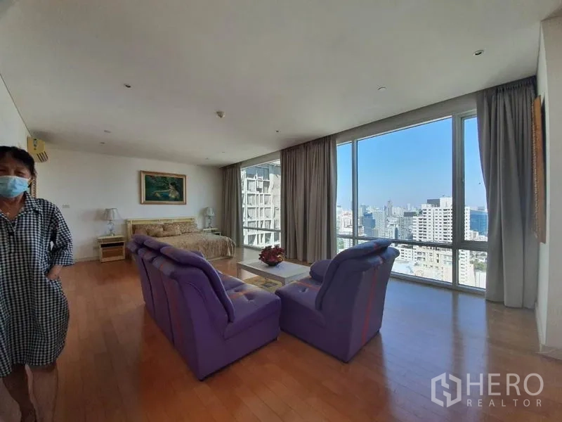 公寓 出售在Watthana, Bangkok - 整洁浴室，白色瓷砖，黑色台面长浴柜、大镜与坐便器。