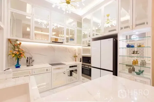 ทาวน์เฮาส์ ให้เช่าในLat Phrao, Bangkok - ครัวหินอ่อนสีขาว ตู้กระจกบานเงา เตาไฟฟ้า เตาอบ และตู้เย็นขนาดใหญ่
