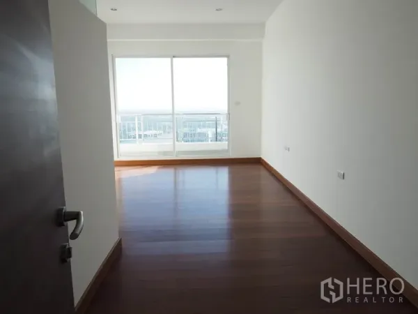 公寓 出租或出售在Yan Nawa, Bangkok - 采光充足的卧室，木地板，落地窗通向城市景观阳台。