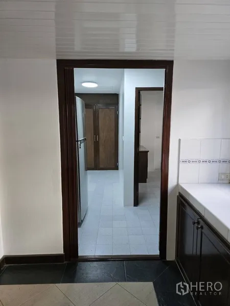 独立式住宅 出租在Watthana, Bangkok - 从茶水间通往第二厨房的门口，内有冰箱。