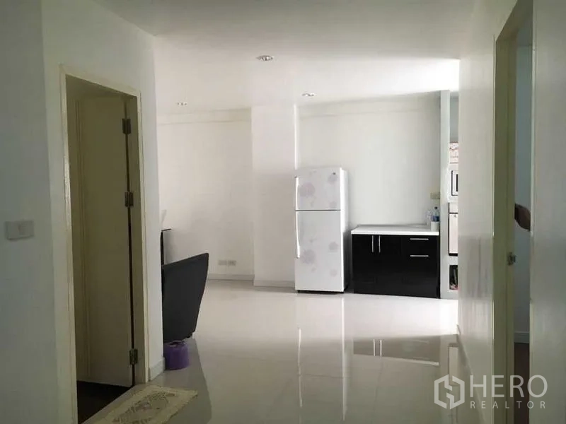 联排别墅 出售在Wang Thonglang, Bangkok - 开放式空间，冰箱与内置小厨房