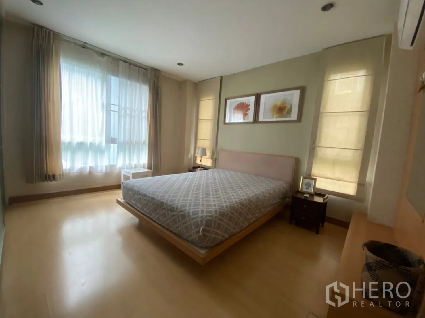 คอนโด ให้เช่าในWatthana, Bangkok - ห้องนอนใหญ่ เตียงคิงไซส์ โต๊ะหัวเตียง และหน้าต่างพร้อมผ้าม่านโปร่ง