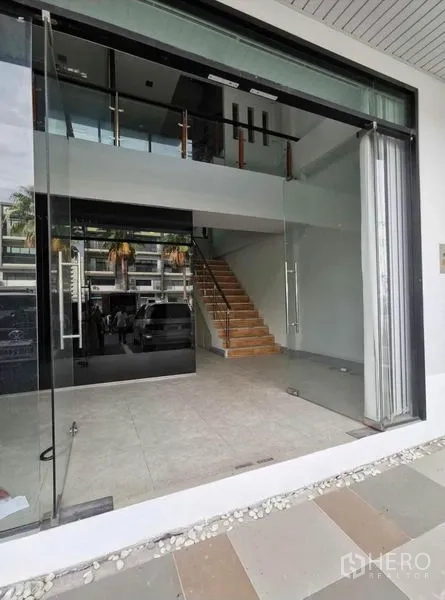 สำนักงานที่บ้าน ให้เช่าในPrawet, Bangkok - โถงชั้นล่างประตูกระจกบานใหญ่และบันไดไม้ เหมาะทำโชว์รูมหรือรับรอง