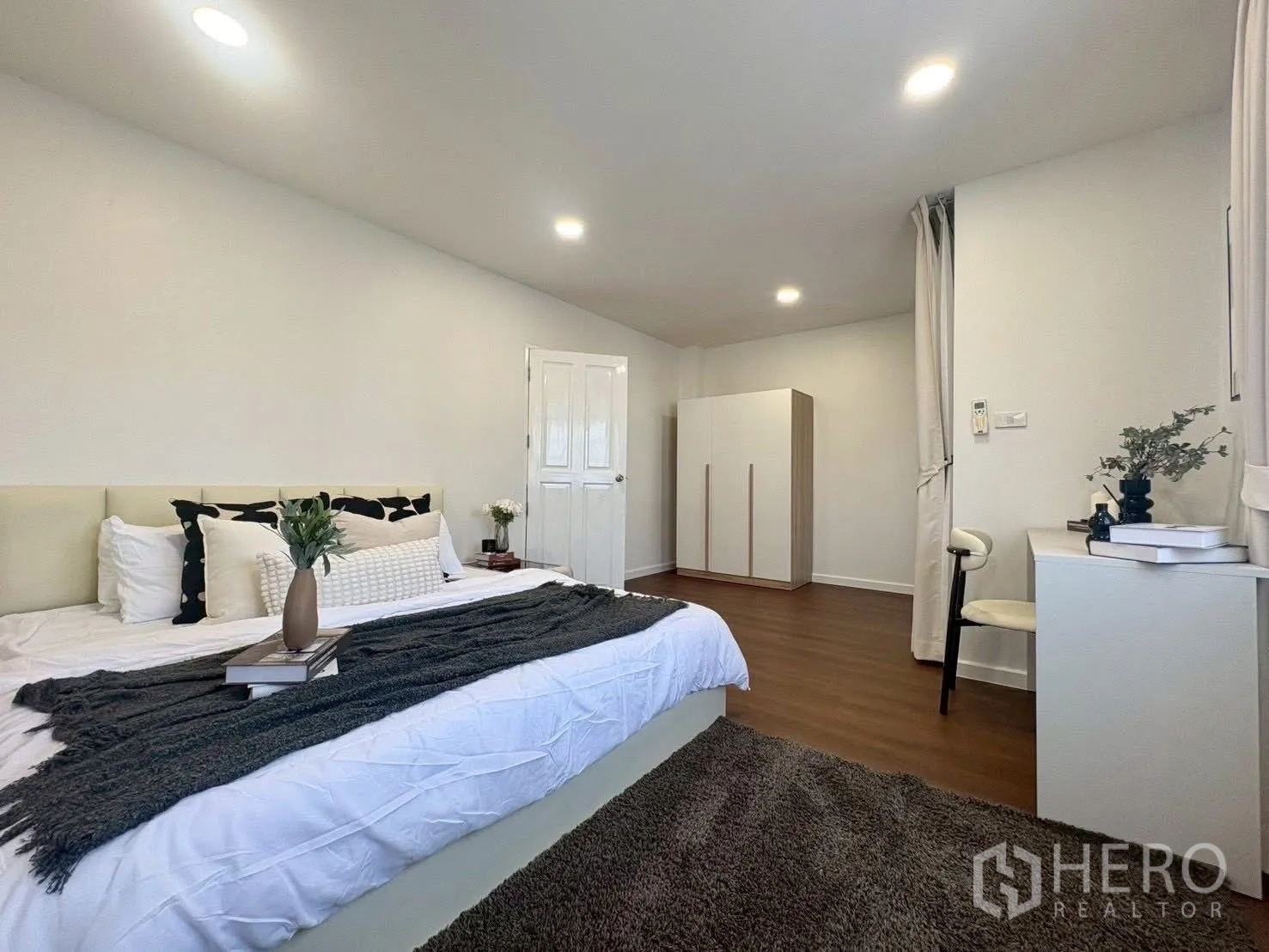 ทาวน์เฮาส์ for rent in Huai Khwang, Bangkok - ห้องนอนมาสเตอร์กว้างพร้อมตู้เสื้อผ้า โต๊ะทำงาน และพื้นลายไม้