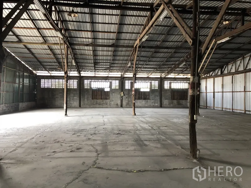 货栈 出租在Lat Krabang, Bangkok - 工业仓库大开间，桁架屋顶与通风砖窗，宽阔地面适合仓储或物流作业。