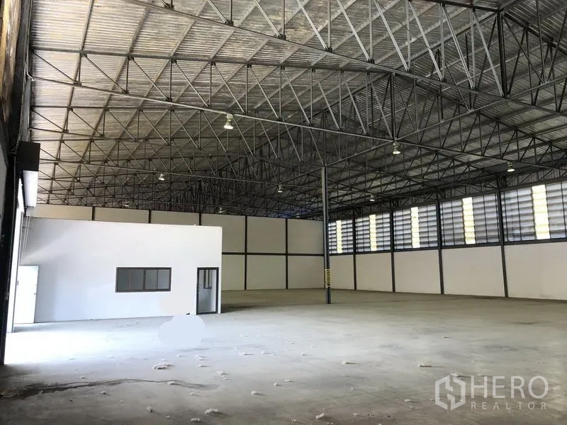 货栈 出租在Khlong Luang, Pathum Thani - 开阔仓库内景，吊装高棚灯并设内部办公室。