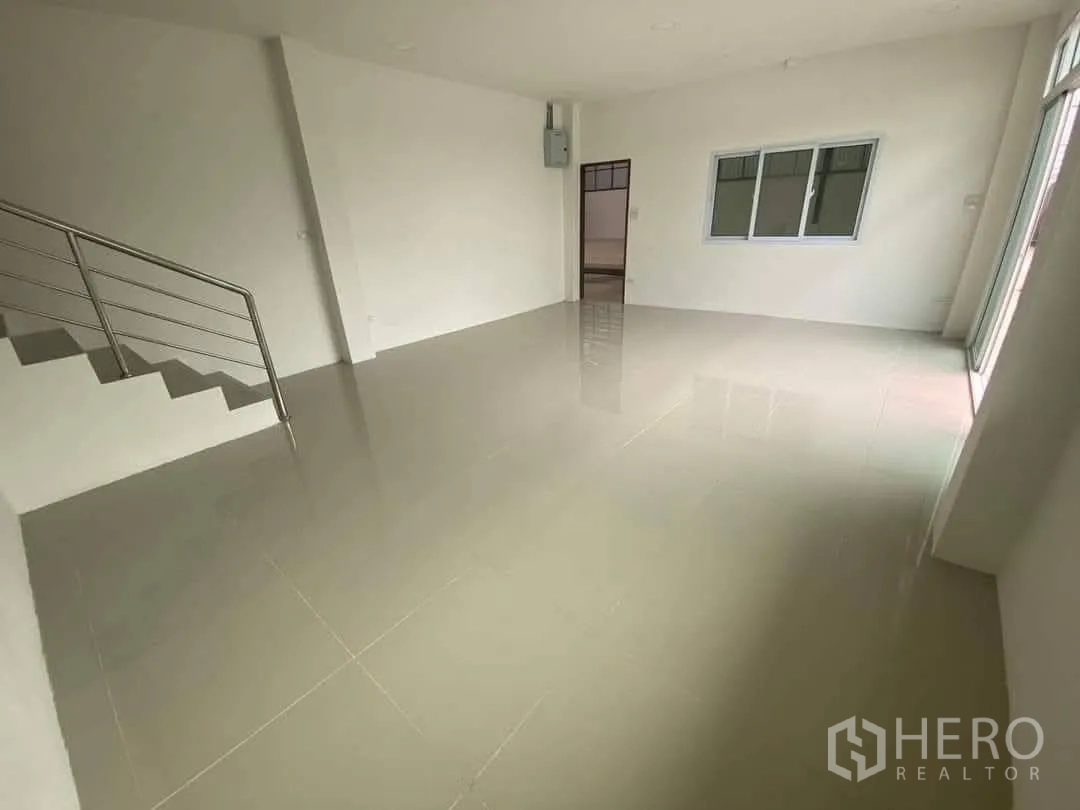 โรงงาน for rent or sale in Mueang Samut Sakhon, Samut Sakhon - ห้องสำนักงานสว่าง พื้นกระเบื้องแกรนิตโต้ บันไดราวสแตนเลส และหน้าต่างบานเลื่อน