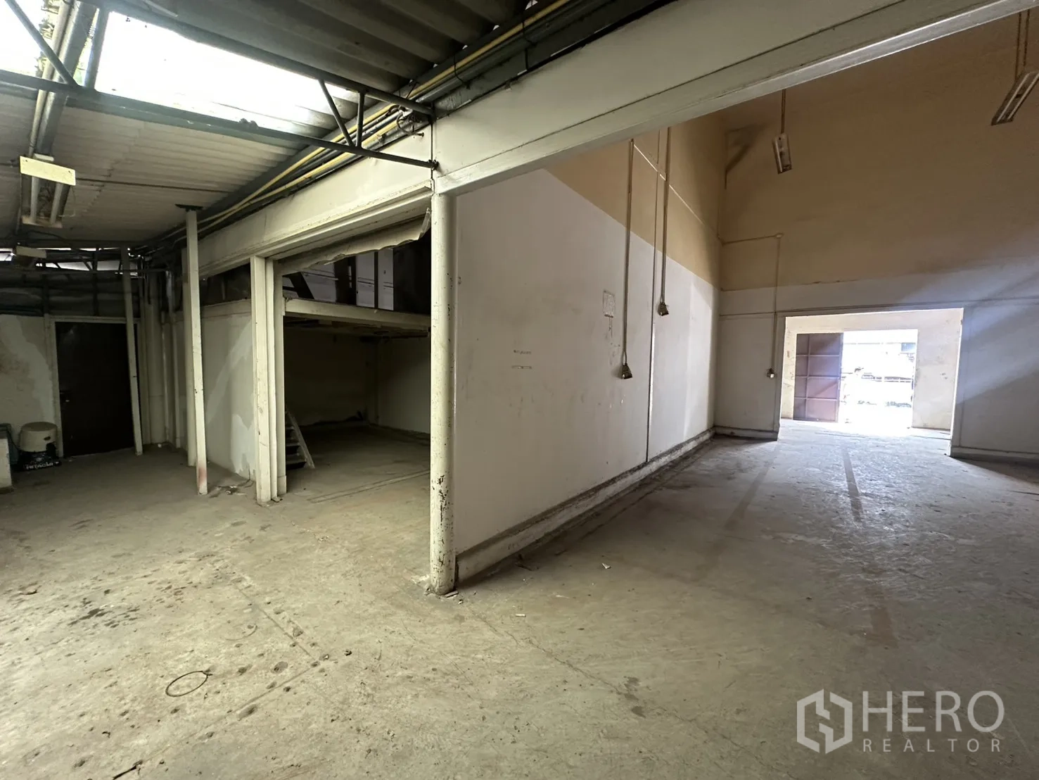 Warehouse for rent in Suan Luang, Bangkok - Covered loading area with skylights connecting to the front roller door.