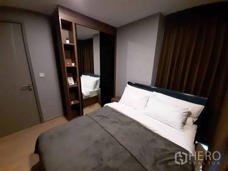 公寓 出租或出售在Watthana, Bangkok - 卧室带内置搁架与镜面衣柜，空间收纳充足。