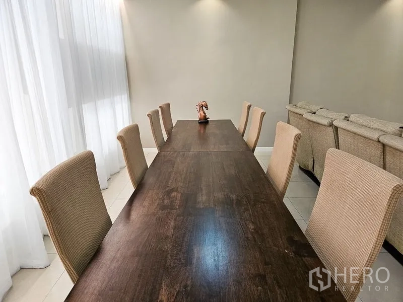 Townhouse for rent in Yan Nawa, Bangkok - Elegant three-storey townhouse facade with European-style detailing and gated parking.