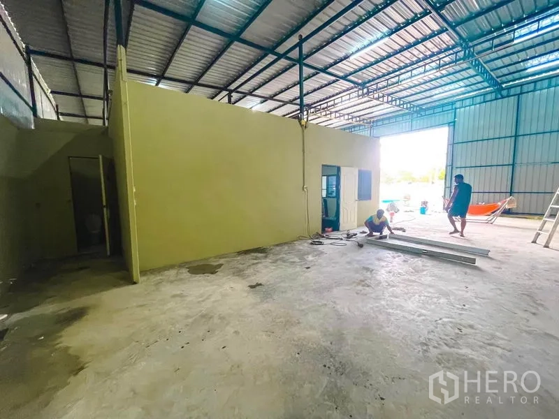 货栈 出租在Sai Mai, Bangkok - 靠近装卸口的办公室区，旁边为卫生间与出入口。