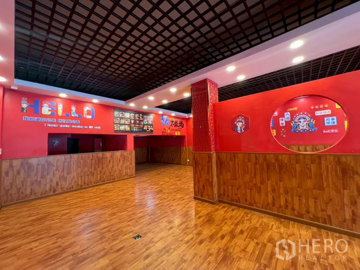 店屋 出租在Watthana, Bangkok - 大型就餐或展示区，木地板、红色立柱与菜单牌