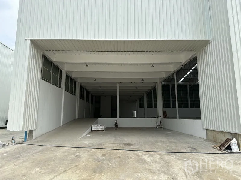 工厂 出租在Pathum Thani - 带顶装卸区与坡道，通向仓库内部。