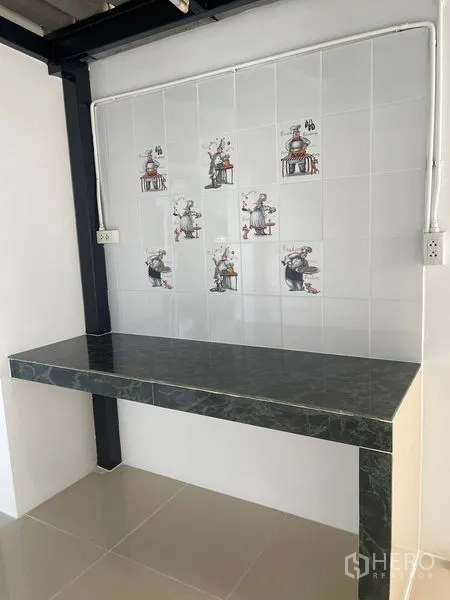 Townhouse for sale - Kitchen backsplash with decorative tiles and dark stone countertop