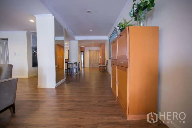 Condominium for rent or sale in Watthana, Bangkok - Hallway with built-in storage cabinet and floor-to-ceiling mirror.