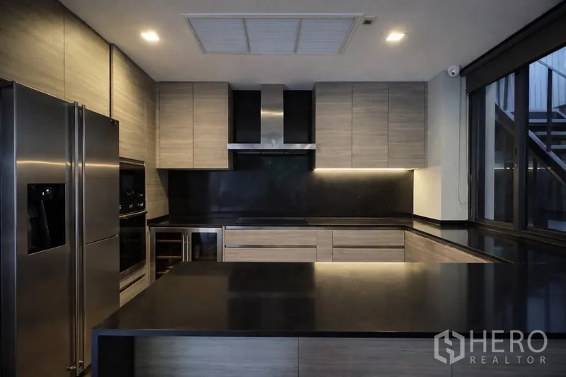 บ้านแฝด for rent in Watthana, Bangkok - ครัวยูเชปรวมเครื่องใช้บิวท์อินและไอซ์แลนด์