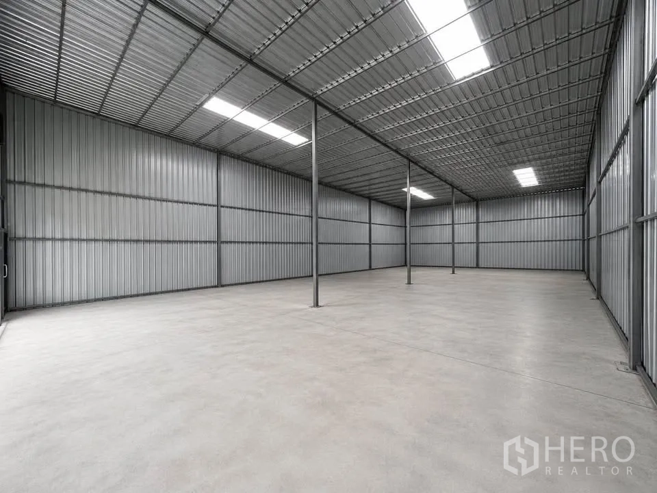 โกดัง for rent in Bang Kapi, Bangkok - ภายในโกดังแบบเปิดโล่ง หลังคาโลหะสูง เสาเหล็ก และพื้นคอนกรีตเรียบ