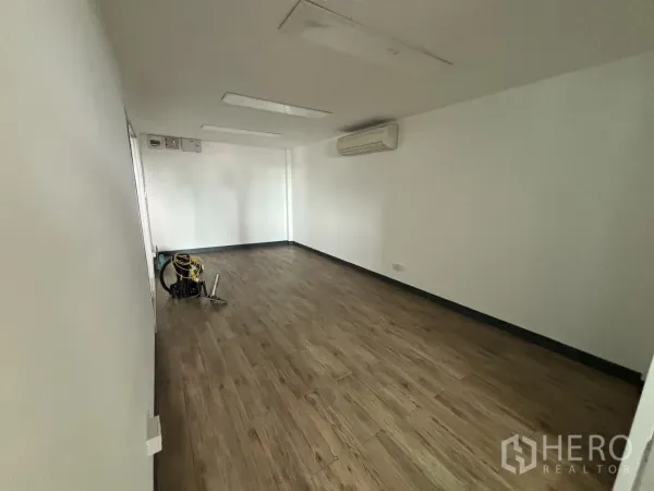 สำนักงาน ให้เช่าในWatthana, Bangkok - ห้องประชุมขนาดกะทัดรัด พื้นไม้ ผนังสีขาว พร้อมแอร์ติดผนัง