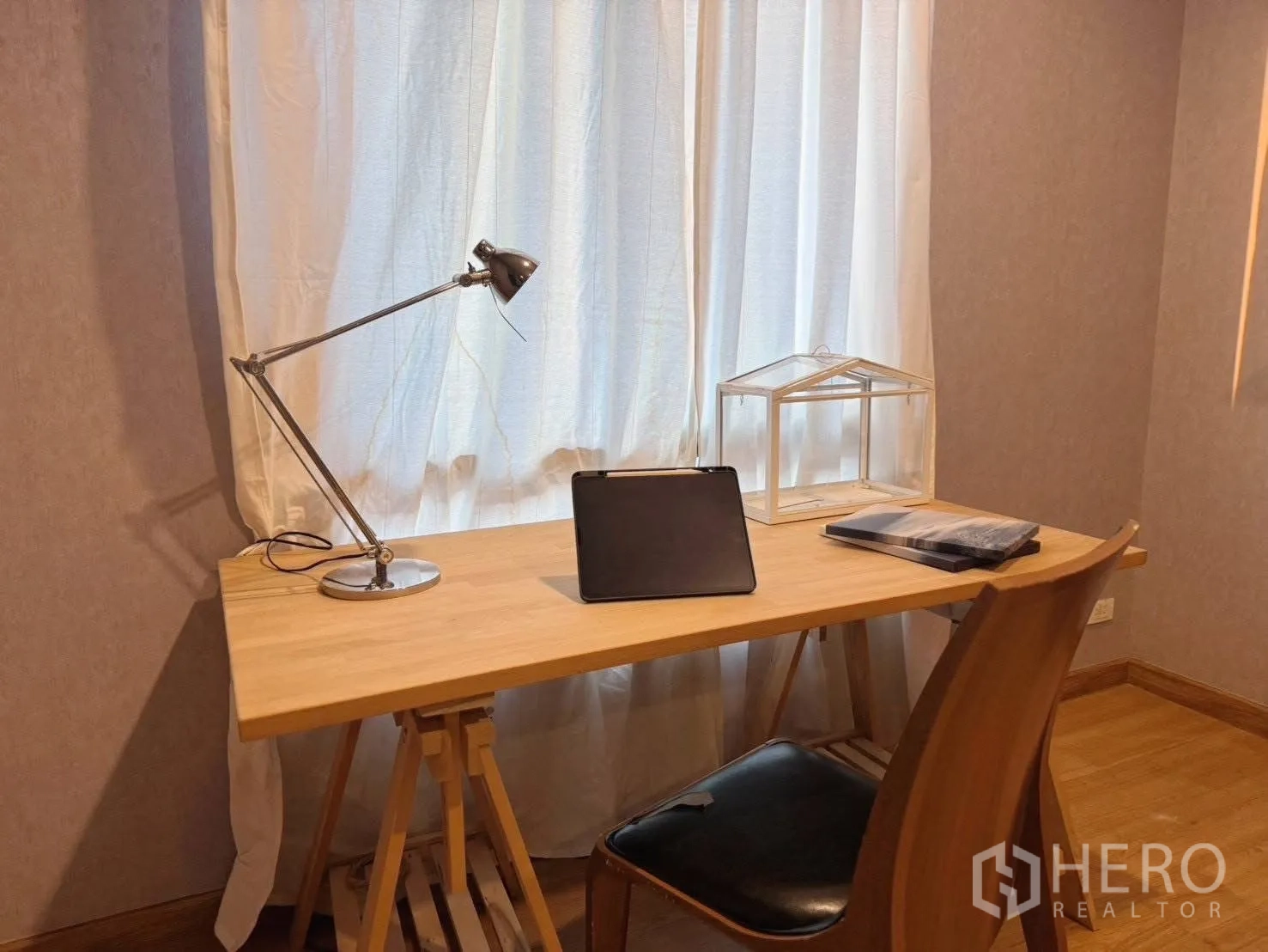 บ้านเดี่ยว for rent or sale in Suan Luang, Bangkok - มุมทำงานโต๊ะไม้ โคมไฟ และเก้าอี้ข้างหน้าต่างมีผ้าม่าน