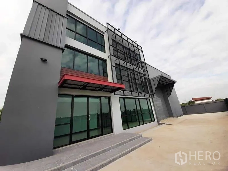 โรงงาน ให้เช่าหรือขาย - อาคารโรงงานพร้อมออฟฟิศ 3 ชั้น สไตล์โมเดิร์น กระจกเต็มบาน พร้อมลานจอดกว้างที่ลำลูกกา ปทุมธานี