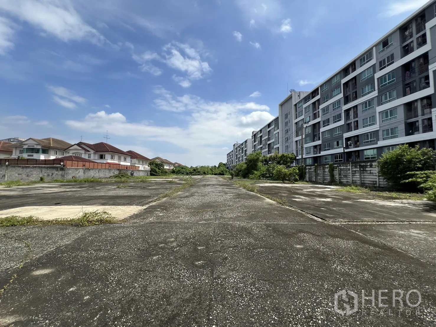 Land for sale in Bang Kapi, Bangkok - Deep rectangular plot view between apartment blocks and residential homes.