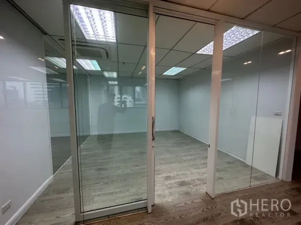 办公空间 出租在Din Daeng, Bangkok - 玻璃推拉门会议室，木纹地板与吊顶灯光。