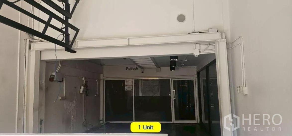 店屋 出租在Watthana, Bangkok - 店面正面，带门头框架与推拉玻璃门。