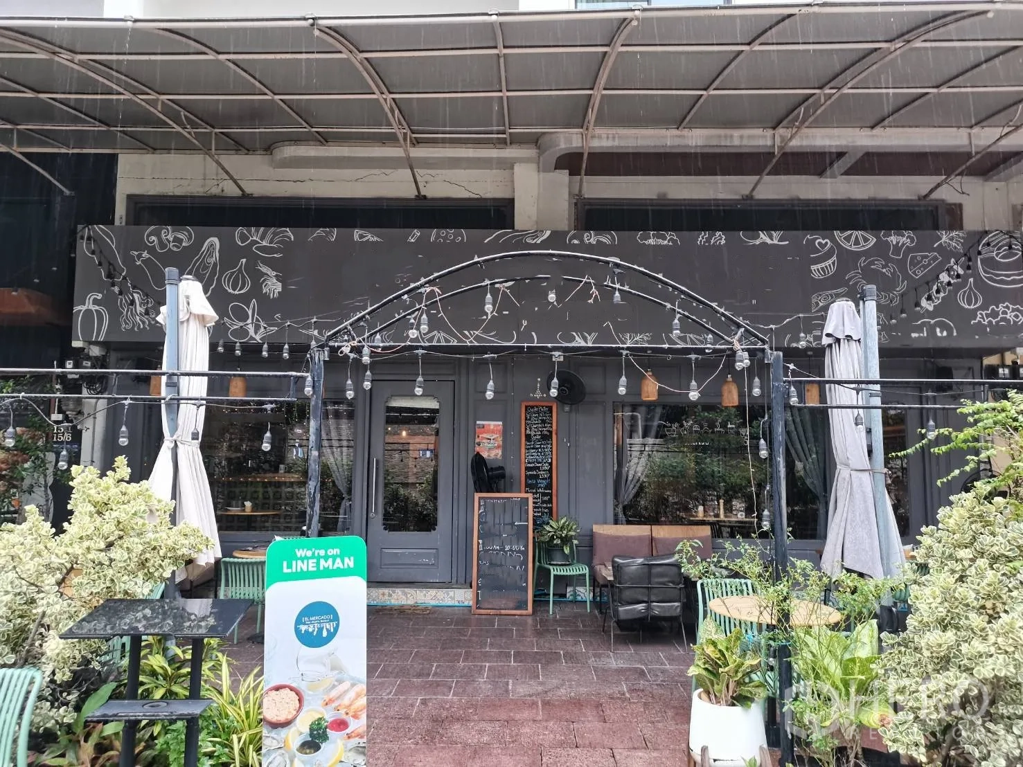 Retail Space for rent in Watthana, Bangkok - Shopfront under a canopy with decorative arch and blackboard signage.
