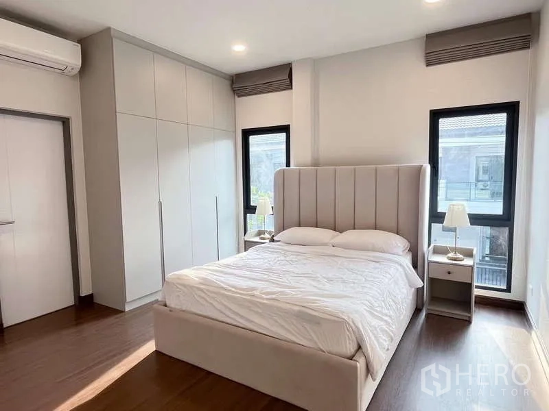 บ้าน ให้เช่าหรือขายในBang Phli, Samut Prakan - ห้องนอนสว่างพร้อมตู้เสื้อผ้าบิลต์อินและหน้าต่างขนาดใหญ่