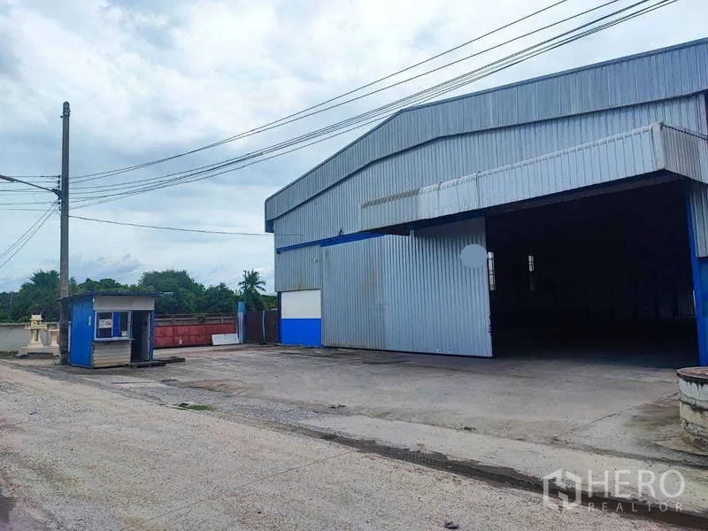 คลังสินค้า ให้เช่าในSi Racha, Chon Buri - ด้านหน้าโกดังโครงสร้างเหล็ก ประตูบานเลื่อน พร้อมป้อมยาม ในอ.ศรีราชา จ.ชลบุรี
