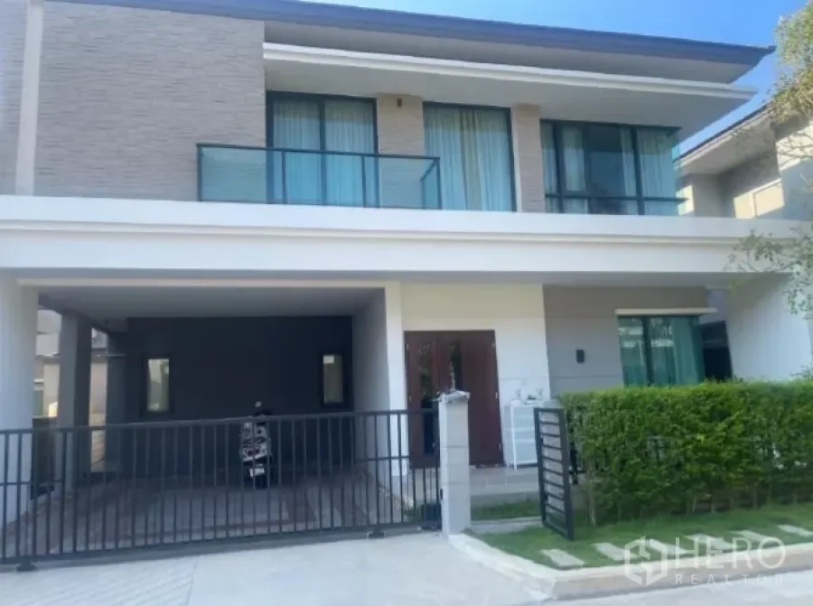 Detached House for rent or sale in Saphan Sung, Bangkok - Modern two-storey detached house facade with gated carport in Saphan Sung, Bangkok.