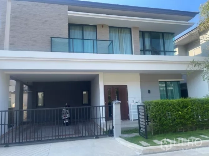 Detached House for rent or sale in Saphan Sung, Bangkok - Modern two-storey detached house facade with gated carport in Saphan Sung, Bangkok.