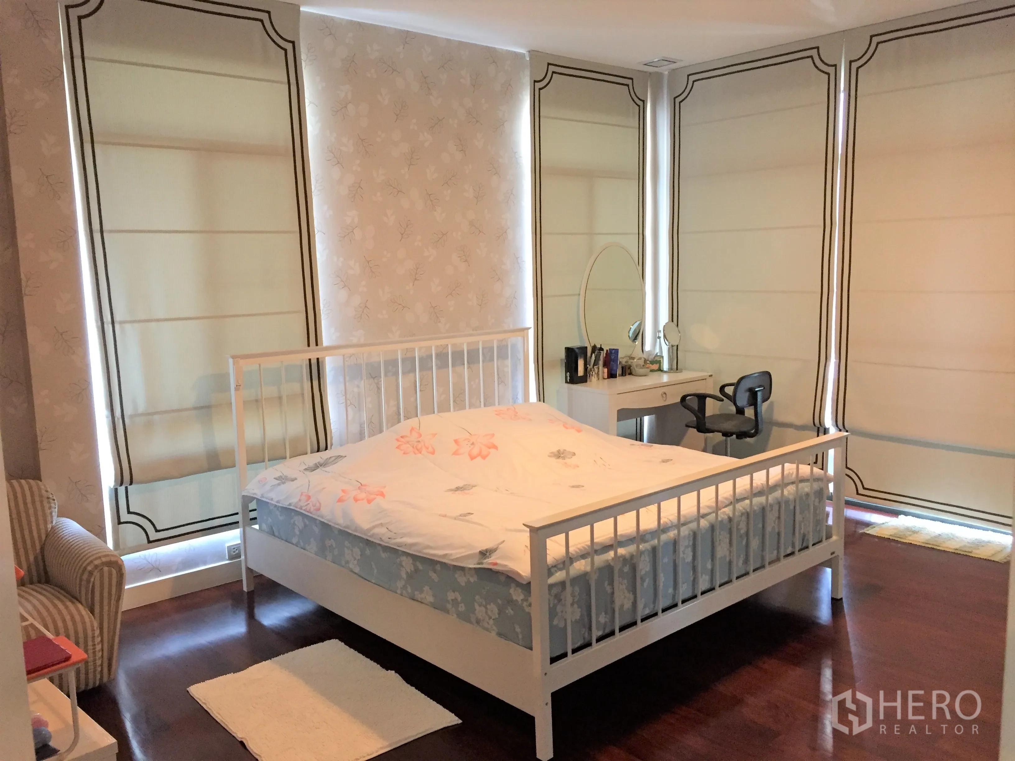独立式住宅 出租或出售在Prawet, Bangkok - 主卧木地板，白色床架、梳妆台与罗马帘。