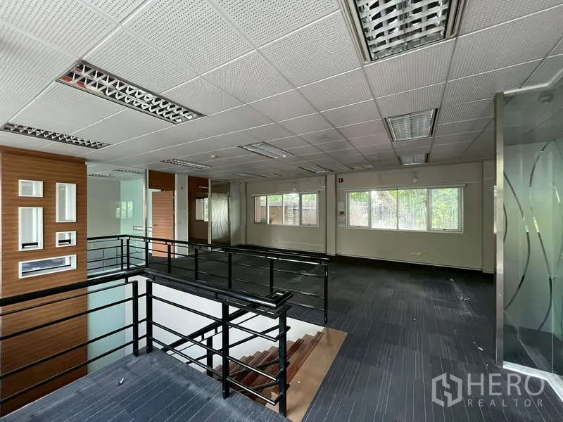 สำนักงาน ให้เช่าในWatthana, Bangkok - พื้นที่สำนักงานชั้นบนเปิดโล่ง บันไดราวโลหะและฝ้าเพดานกริด