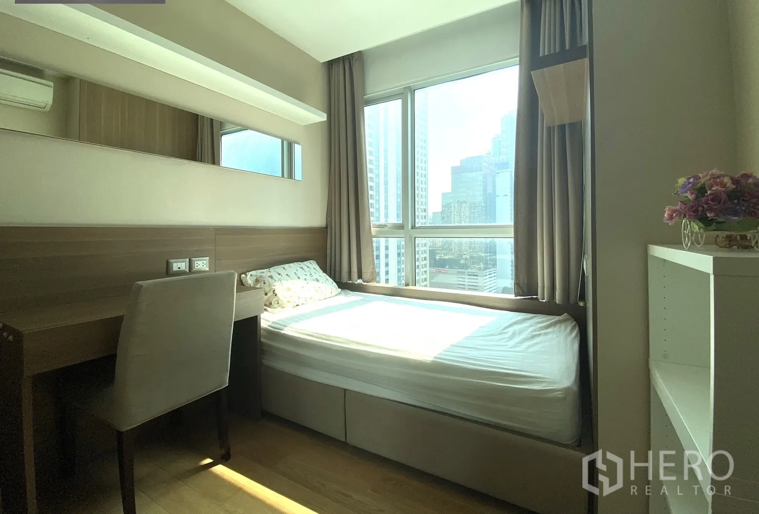คอนโด ให้เช่าในRatchathewi, Bangkok - ห้องนอนเล็กอบอุ่น เตียงเดี่ยว โต๊ะทำงาน และหน้าต่างบานใหญ่ชมวิวเมือง