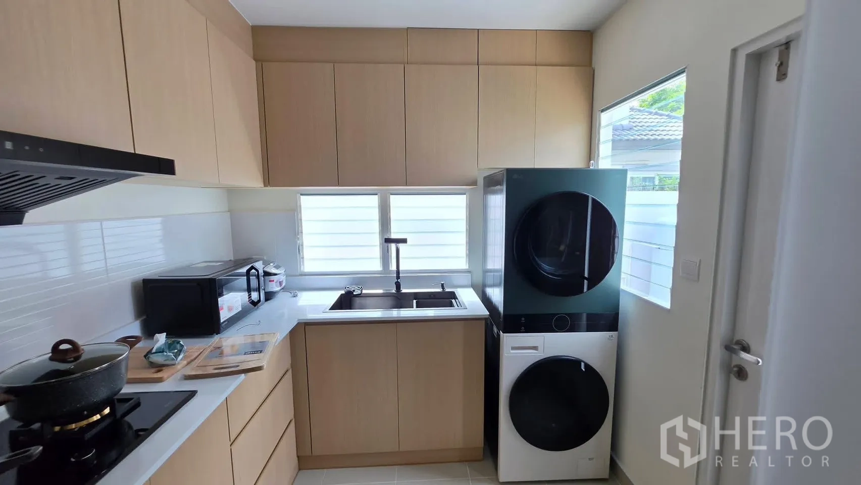 独栋房屋 for rent in Bang Phli, Samut Prakan - 现代厨房，橱柜齐全，水槽旁配叠放式洗烘机。