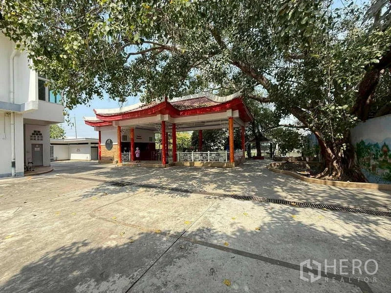 คลังสินค้า ให้เช่าในMueang Samut Prakan, Samut Prakan - ลานกลางแจ้งมีศาลาเรือนหลังคาสีแดงใต้ต้นไม้ใหญ่